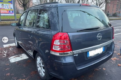 Opel Zafira 1.6 16V VVT Cosmo (2)
