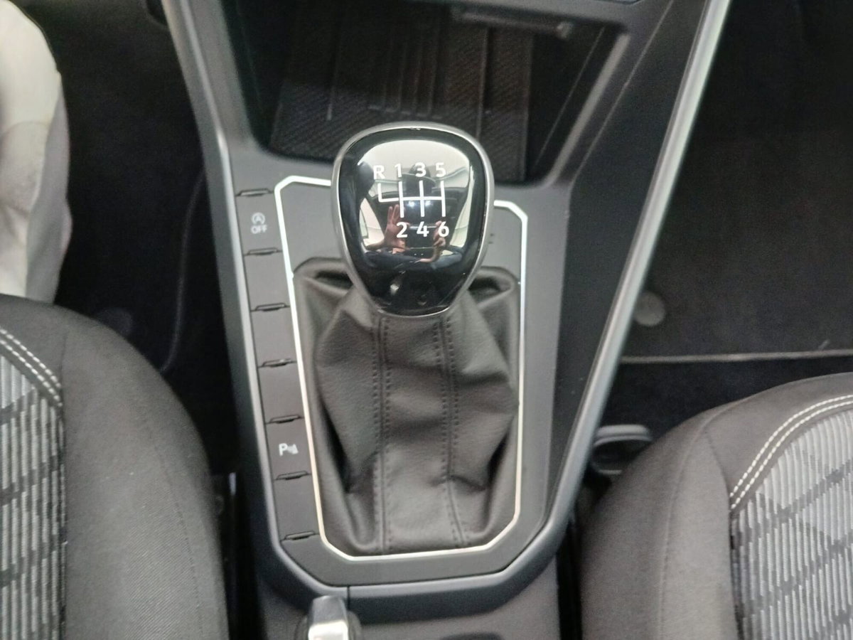 Volkswagen Taigo 1.0 tsi R-Line 115cv (17)