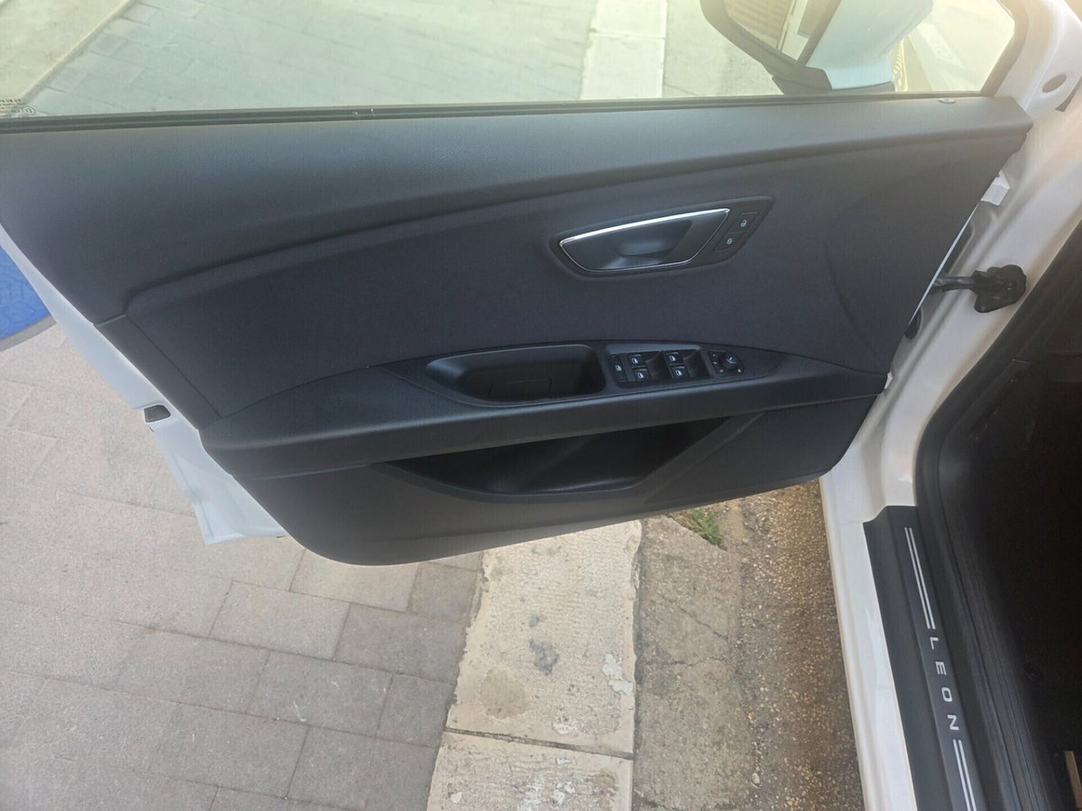 SEAT Leon 1.6 TDI 105 CV 5p. Style (16)