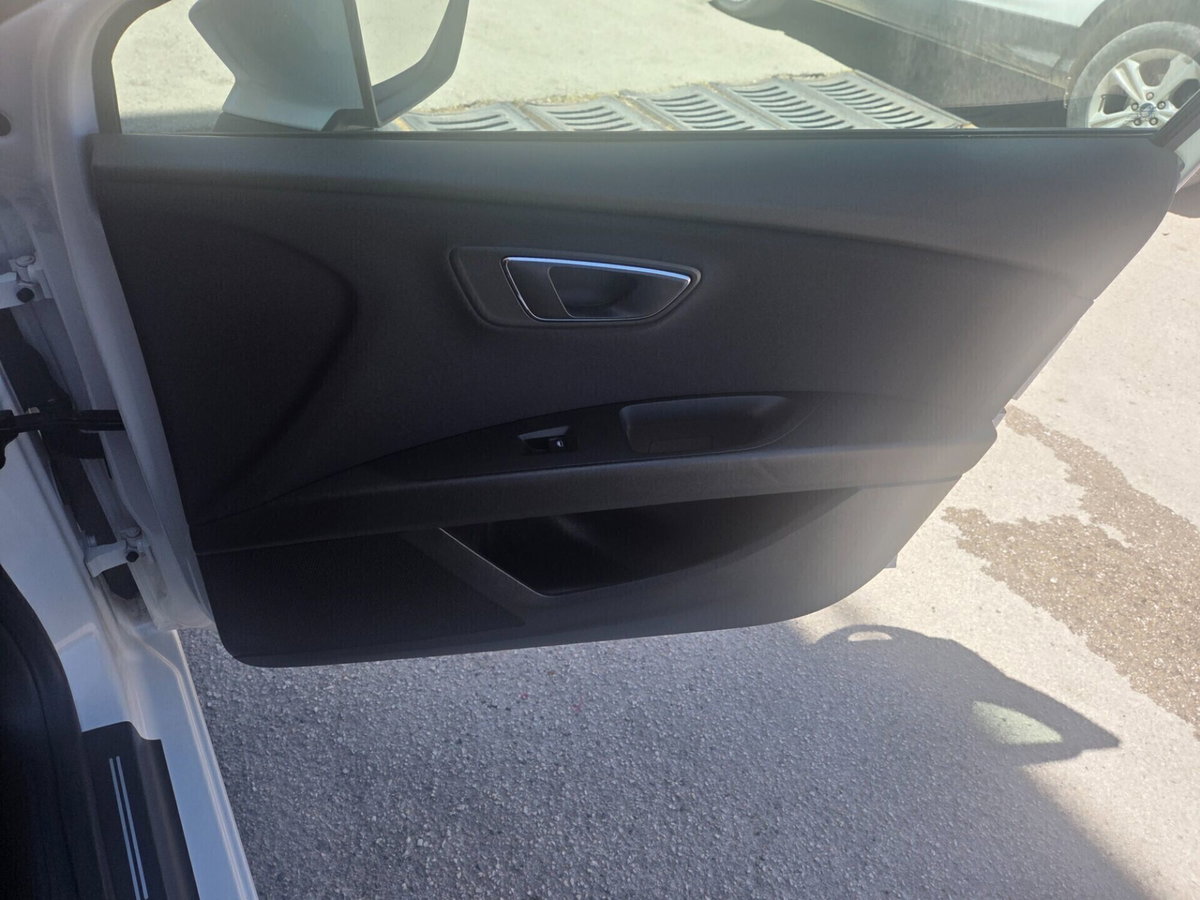 SEAT Leon 1.6 TDI 105 CV 5p. Style (18)