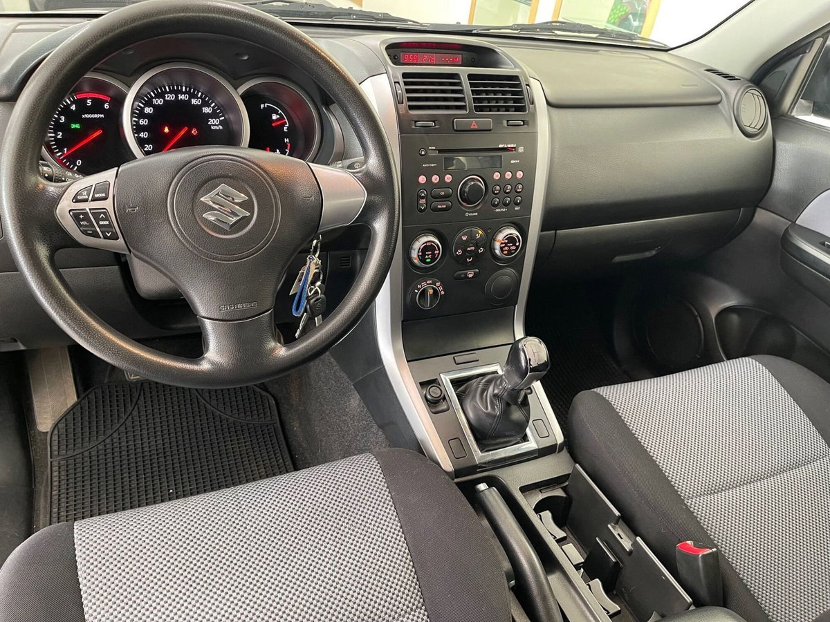 Suzuki Grand Vitara 1.9 DDiS 3p. Special Edition (12)