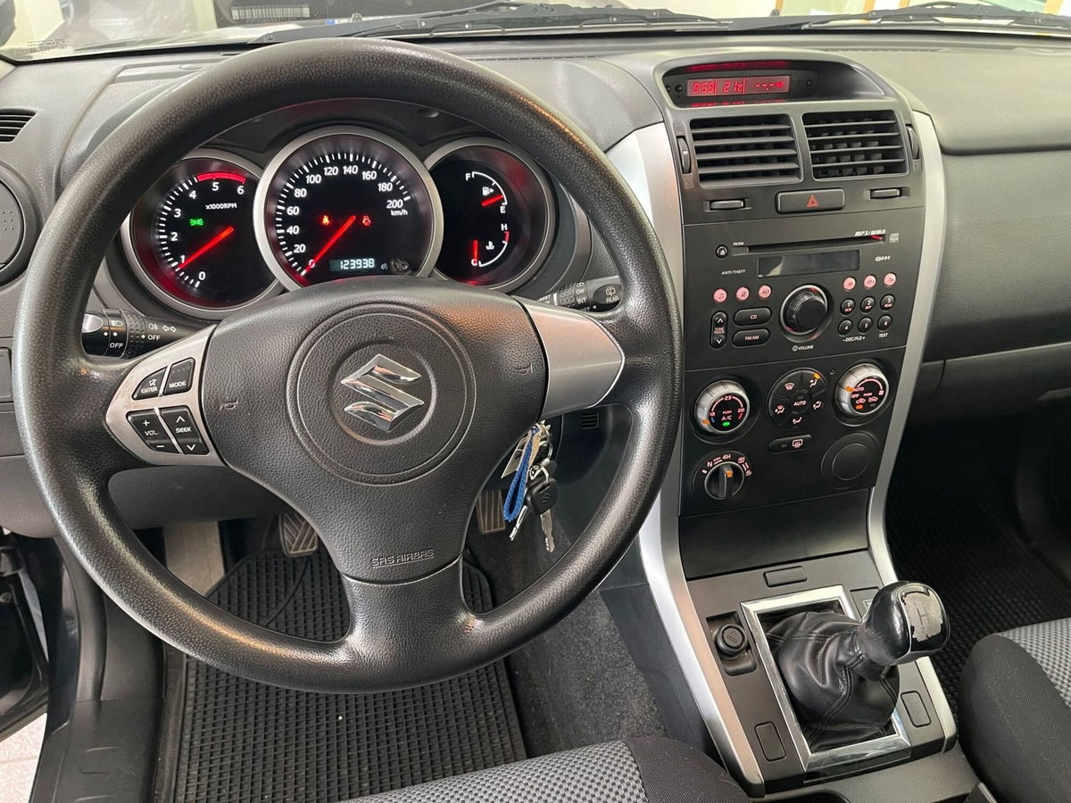 Suzuki Grand Vitara 1.9 DDiS 3p. Special Edition (13)
