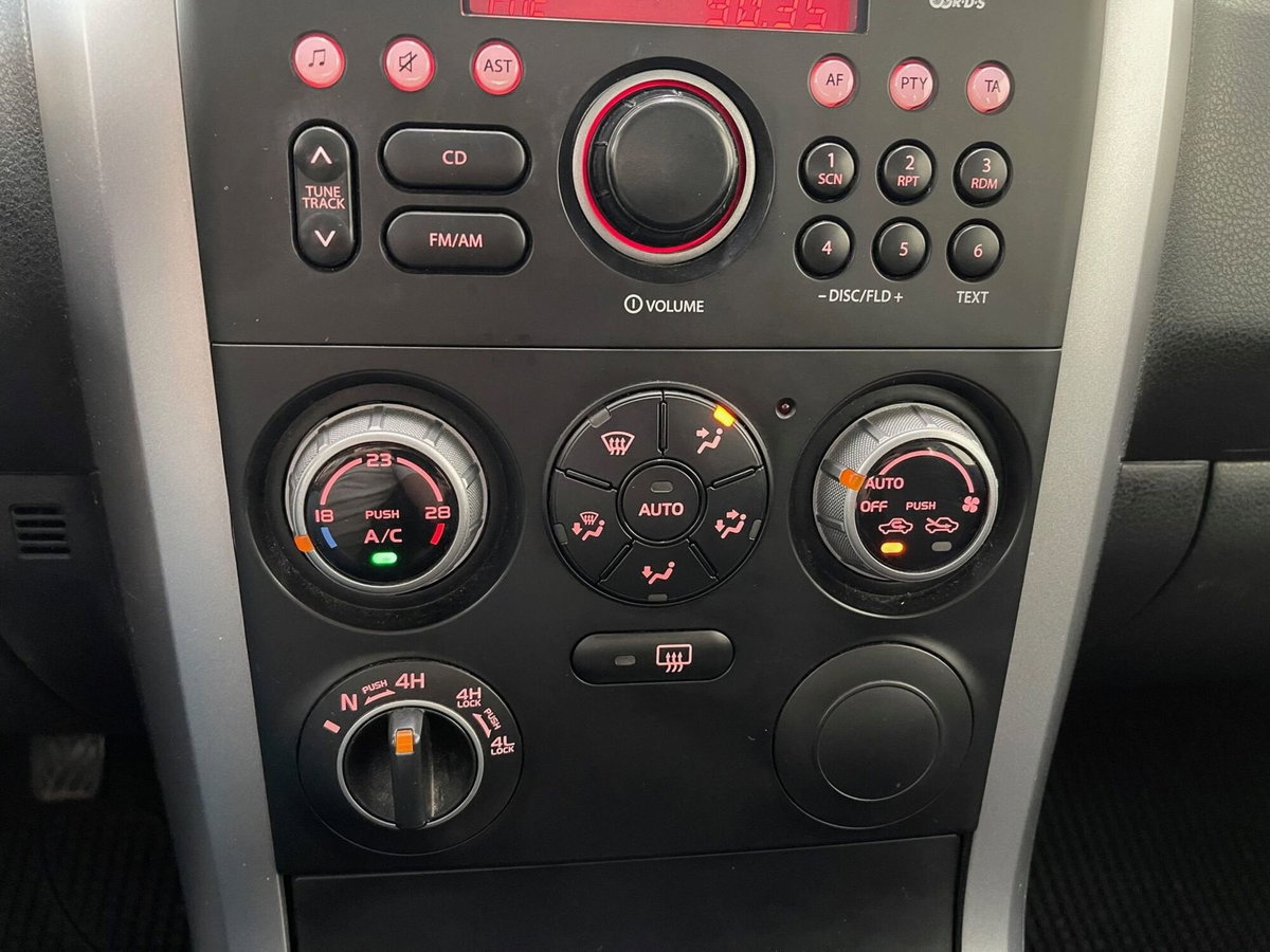 Suzuki Grand Vitara 1.9 DDiS 3p. Special Edition (17)