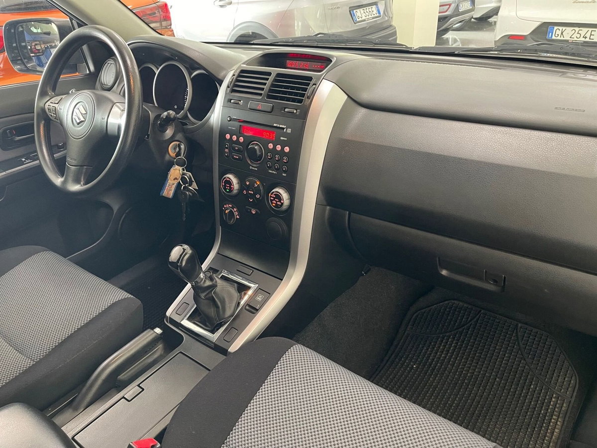 Suzuki Grand Vitara 1.9 DDiS 3p. Special Edition (20)