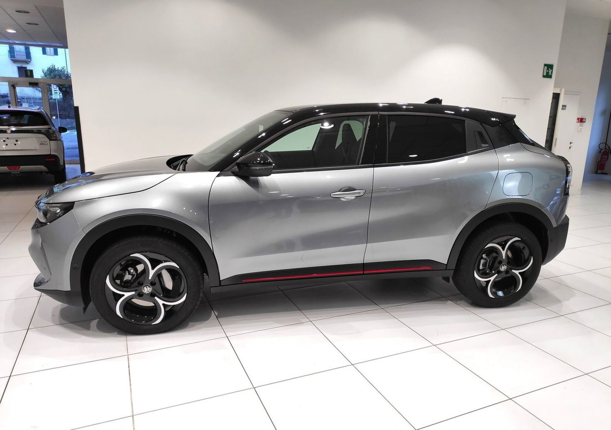 Alfa Romeo Junior 1.2 ibrida Q4 Intensa 145cv edct6 (2)