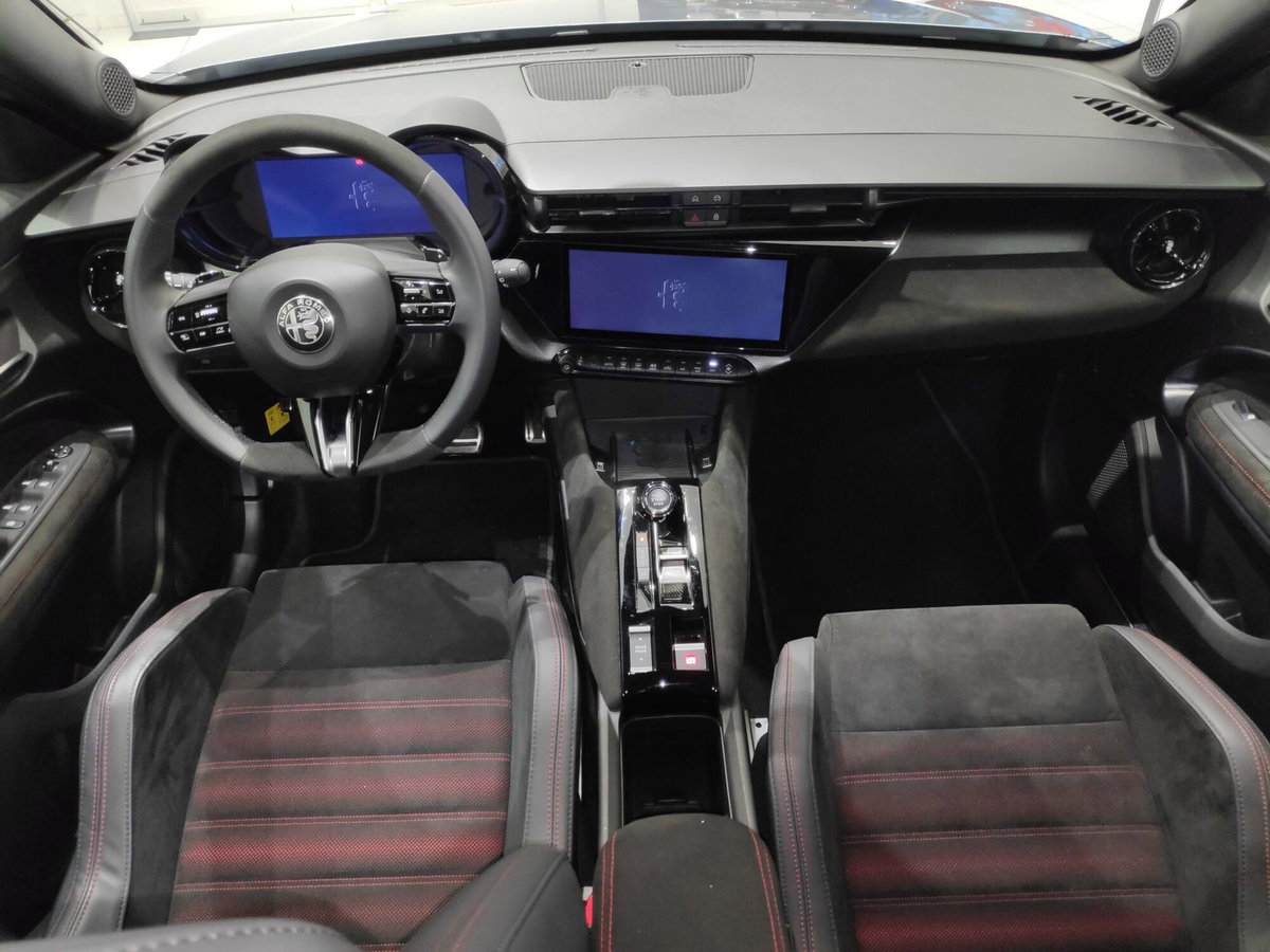 Alfa Romeo Junior 1.2 ibrida Q4 Intensa 145cv edct6 (4)