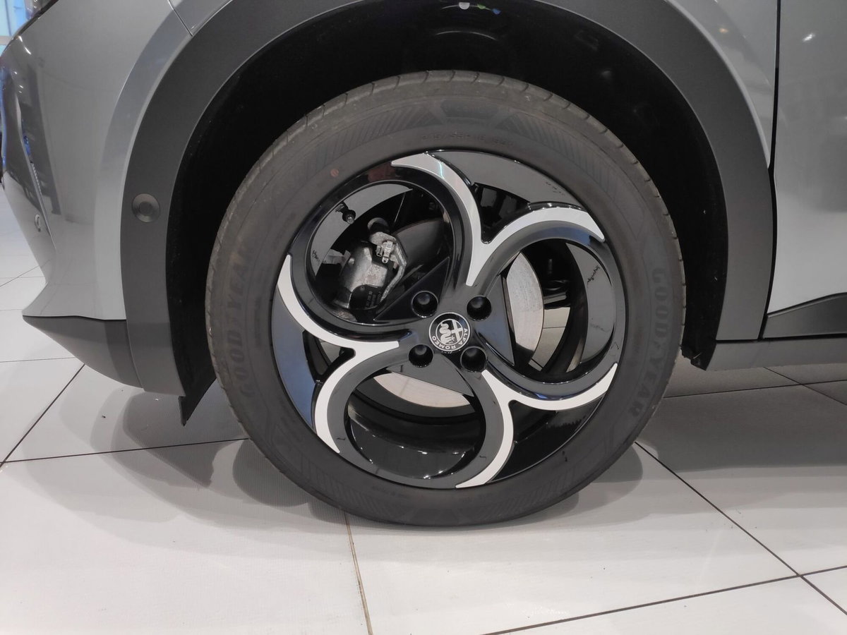 Alfa Romeo Junior 1.2 ibrida Q4 Intensa 145cv edct6 (8)