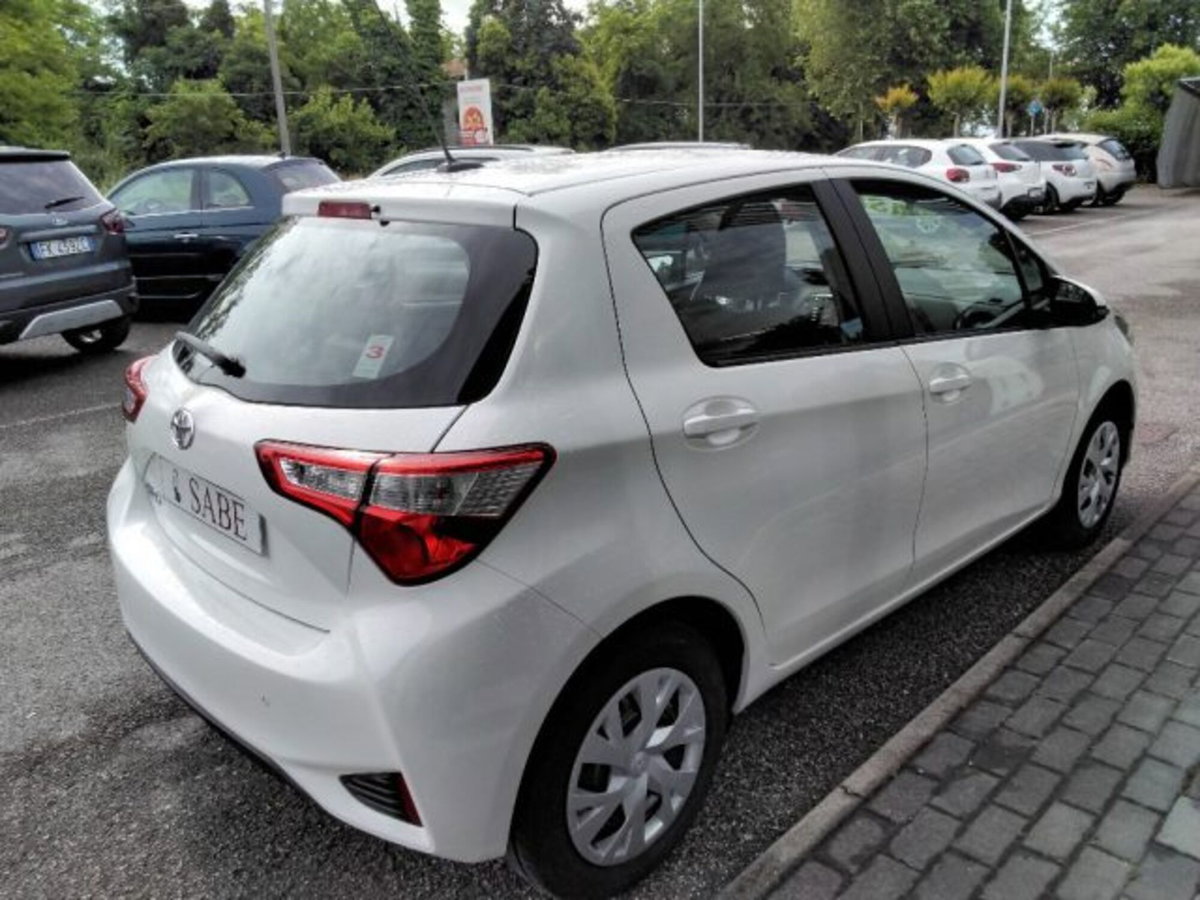 Toyota Yaris 1.0 72 CV 5 porte Active (6)