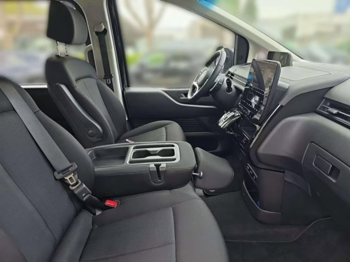 Hyundai Staria 1.6 hev 2wd auto (16)
