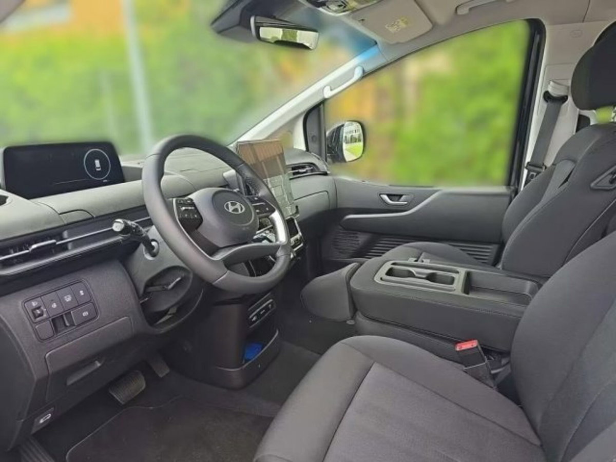 Hyundai Staria 1.6 hev 2wd auto (8)