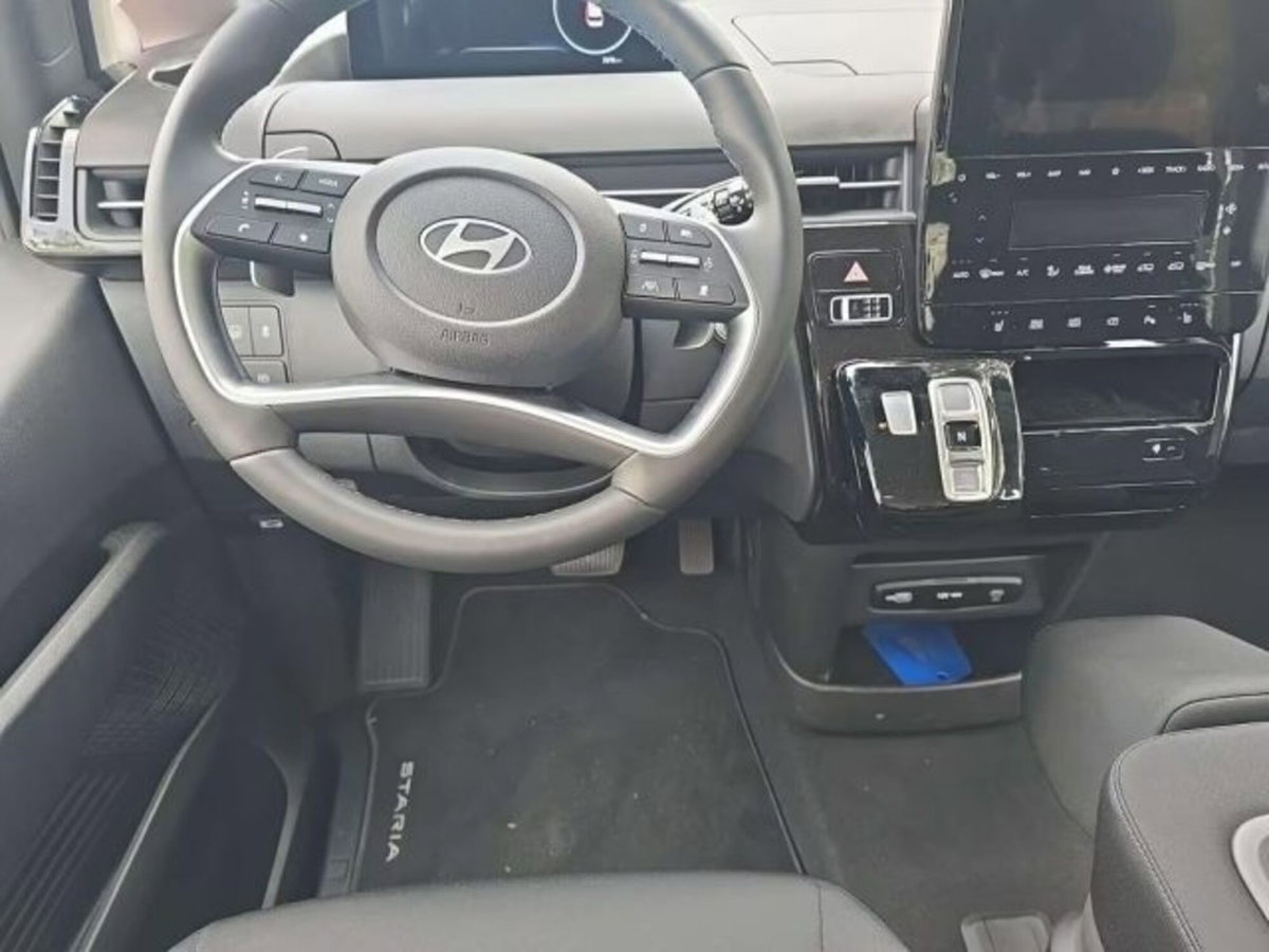 Hyundai Staria 1.6 hev 2wd auto (9)