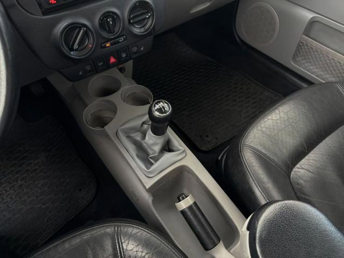 Volkswagen New Beetle 2.0 (11)