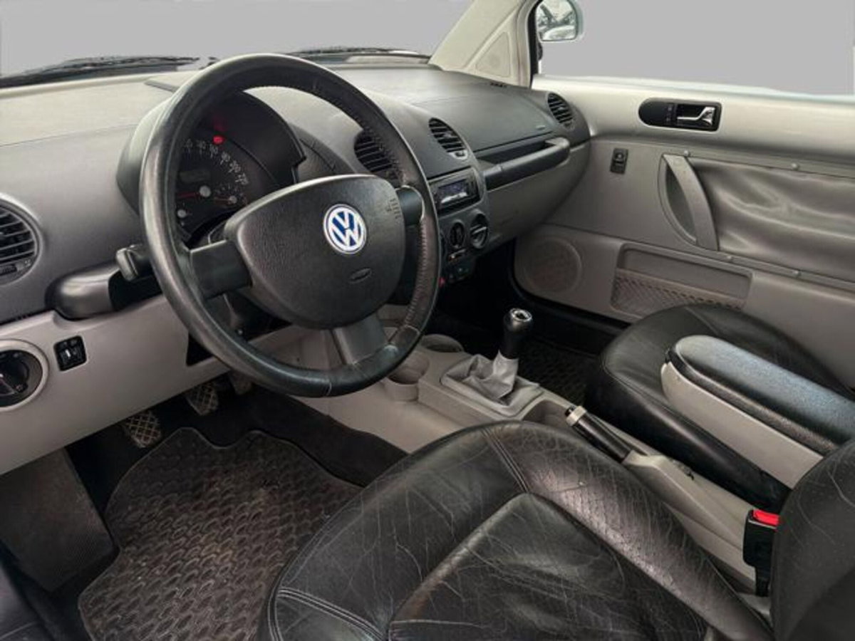 Volkswagen New Beetle 2.0 (7)