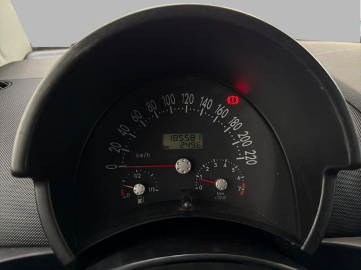 Volkswagen New Beetle 2.0 (9)