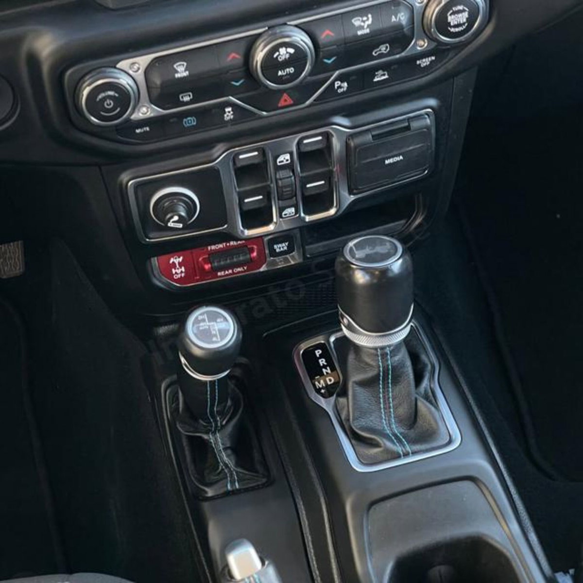 Jeep Wrangler Unlimited 2.0 Turbo Sahara (14)
