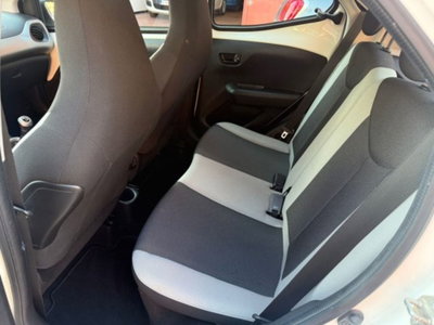 Toyota Aygo 1.0 VVT-i 69 CV 5 porte x-clusiv (11)