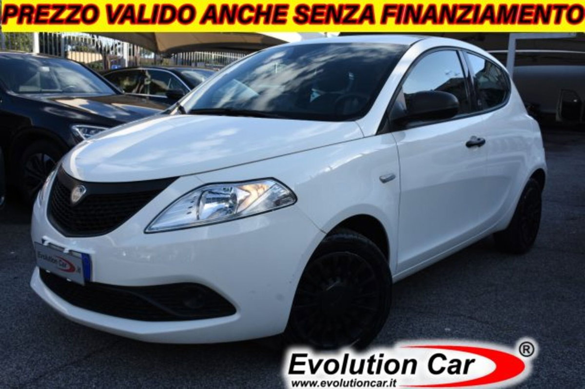 Lancia Ypsilon 1.0 FireFly 5 porte S&S Hybrid Ecochic Silver