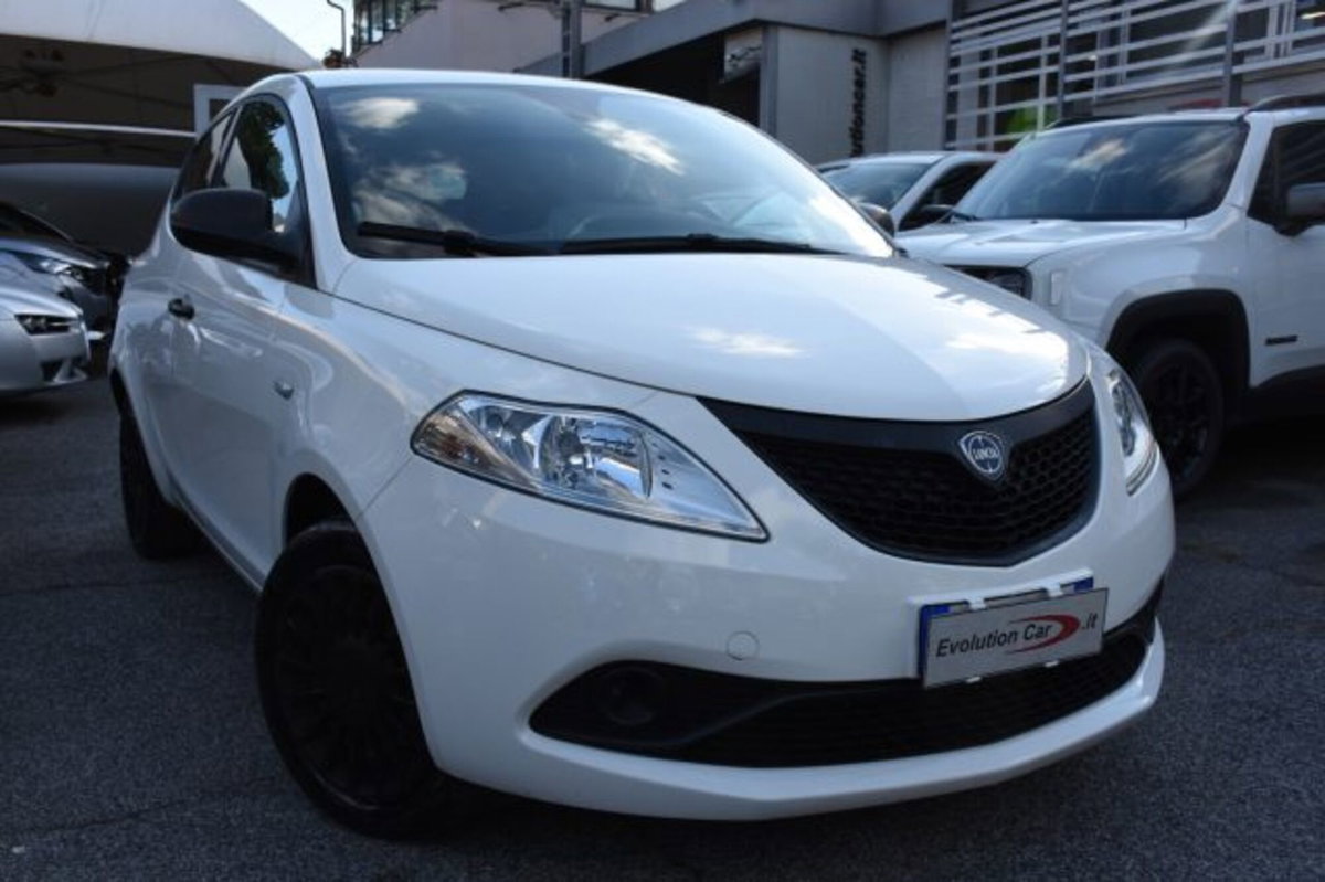 Lancia Ypsilon 1.0 FireFly 5 porte S&S Hybrid Ecochic Silver (2)