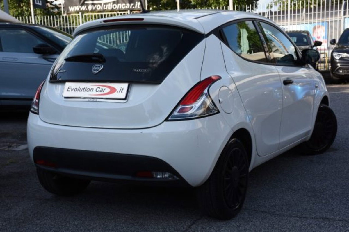 Lancia Ypsilon 1.0 FireFly 5 porte S&S Hybrid Ecochic Silver (3)