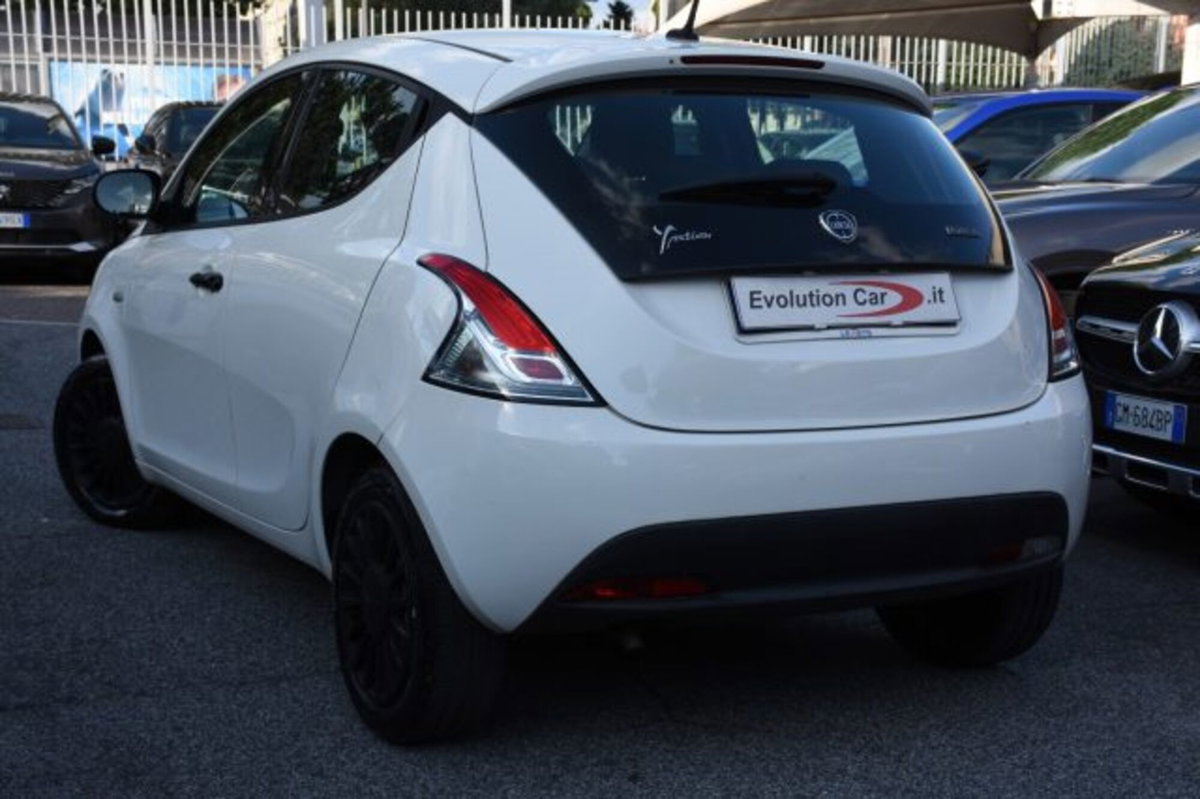 Lancia Ypsilon 1.0 FireFly 5 porte S&S Hybrid Ecochic Silver (4)