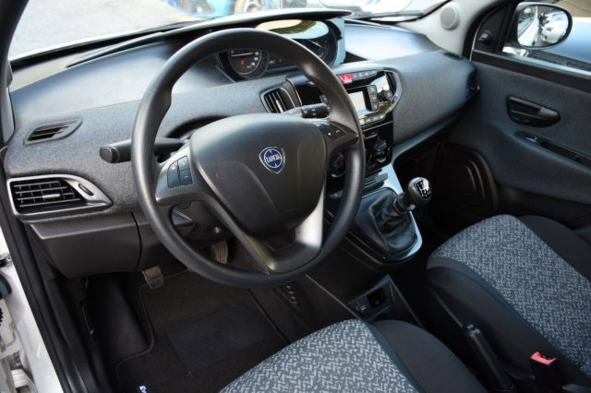 Lancia Ypsilon 1.0 FireFly 5 porte S&S Hybrid Ecochic Silver (5)