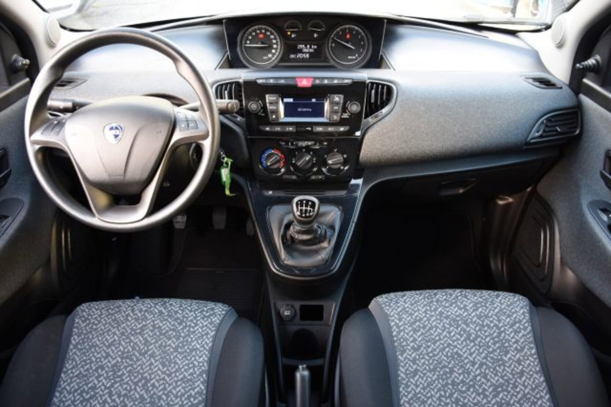 Lancia Ypsilon 1.0 FireFly 5 porte S&S Hybrid Ecochic Silver (8)