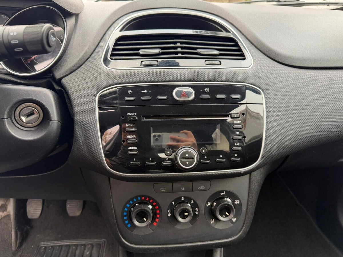 Fiat Punto 1.3 MJT II 75 CV 5 porte Lounge (12)