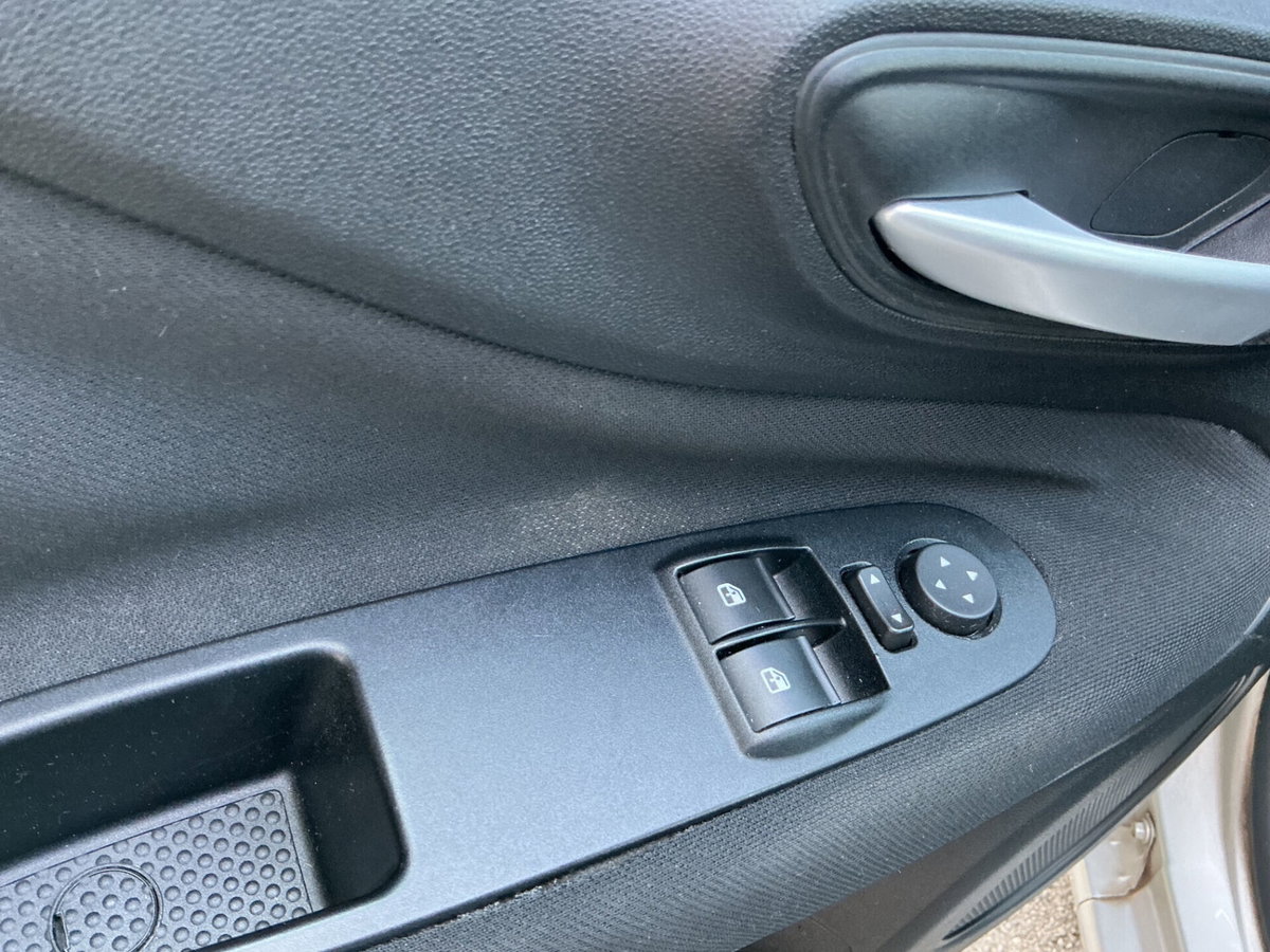 Fiat Punto 1.3 MJT II 75 CV 5 porte Lounge (9)