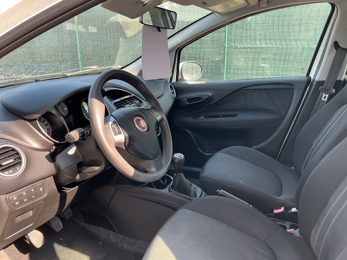 Fiat Punto 1.3 MJT II 75 CV 5 porte Lounge (12)