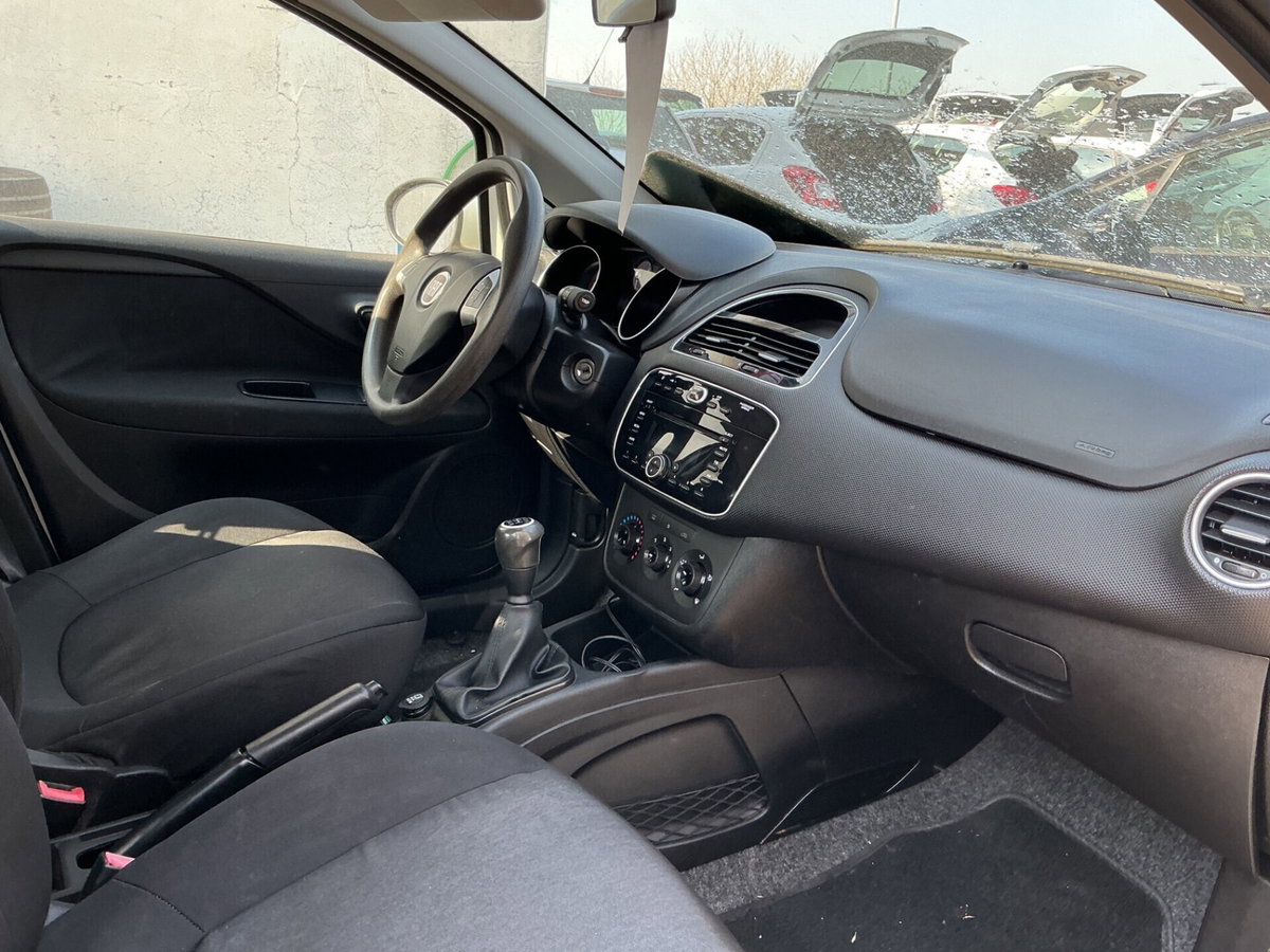 Fiat Punto 1.3 MJT II 75 CV 5 porte Lounge (13)