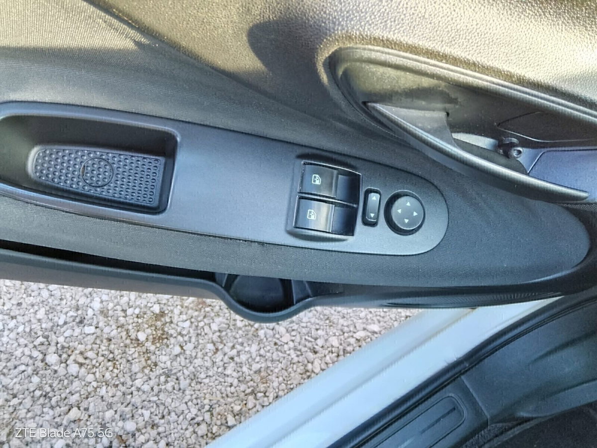 Fiat Punto 1.3 MJT II 75 CV 5 porte Lounge (17)