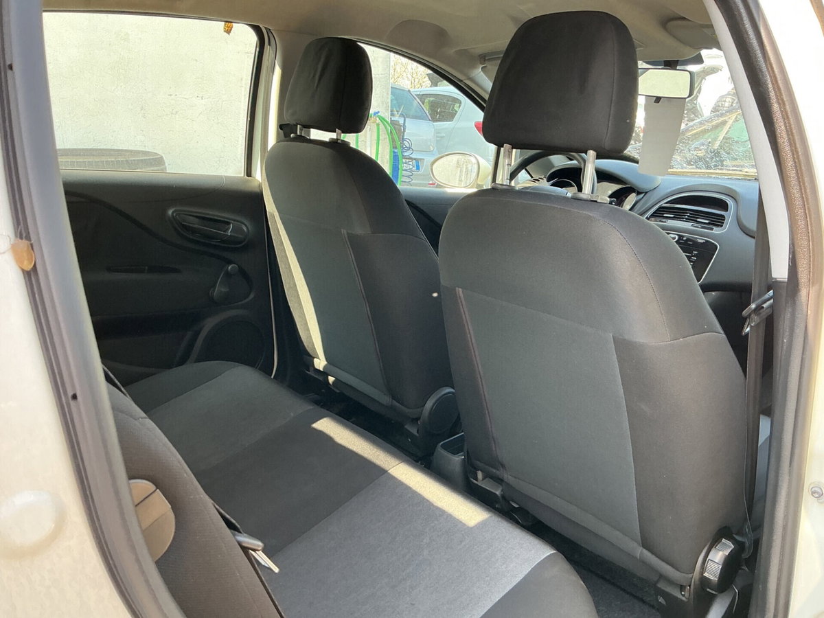 Fiat Punto 1.3 MJT II 75 CV 5 porte Lounge (19)