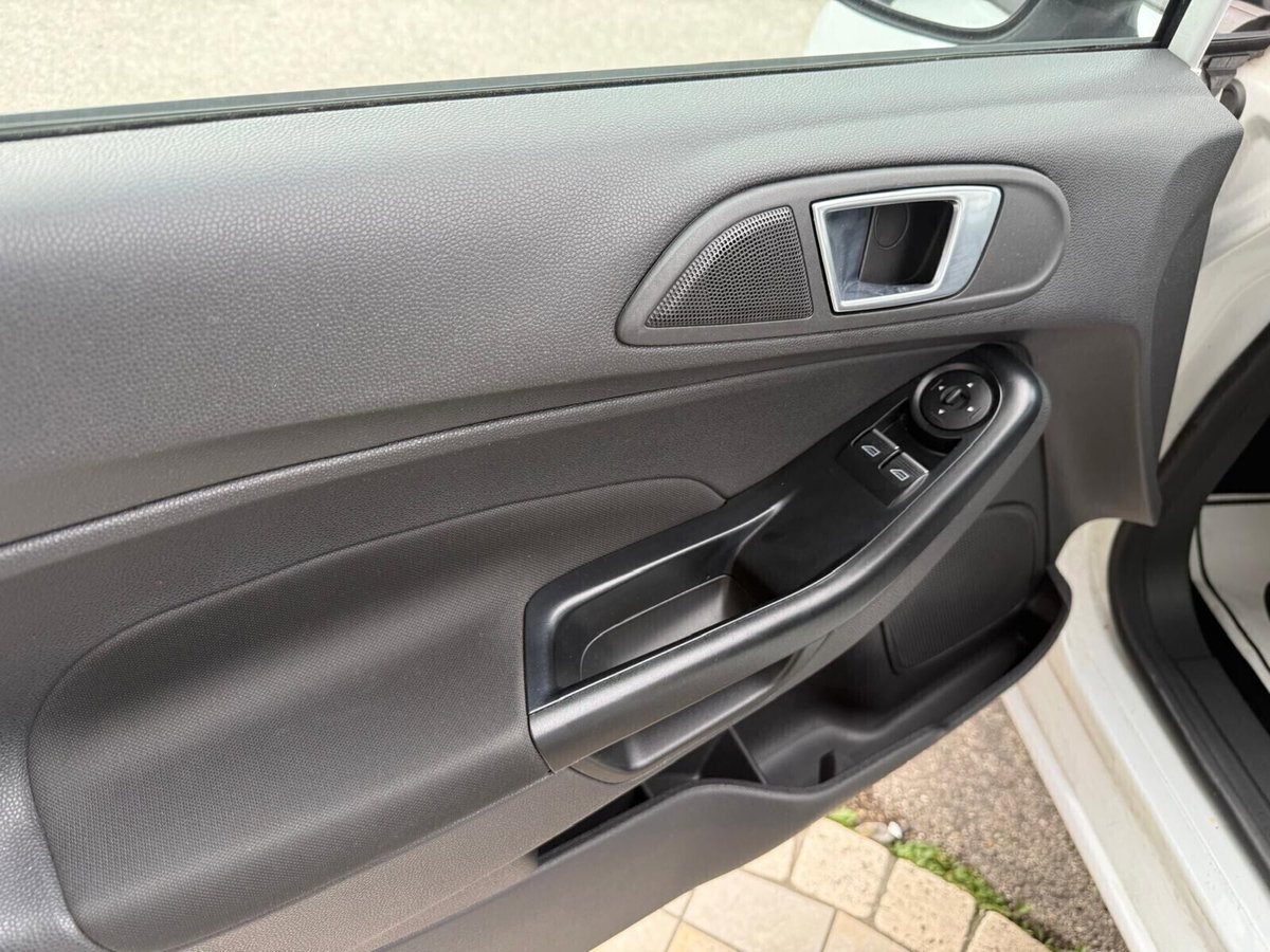Ford Fiesta 1.2 60CV 5 porte Black & White Edition (6)