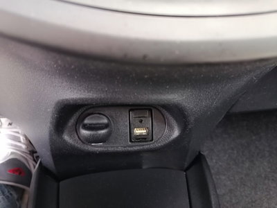 Toyota Yaris 1.D-4D 5 porte Lounge (16)
