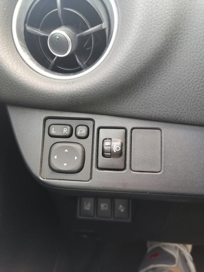 Toyota Yaris 1.D-4D 5 porte Lounge (18)