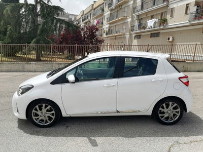 Toyota Yaris 1.D-4D 5 porte Lounge (3)