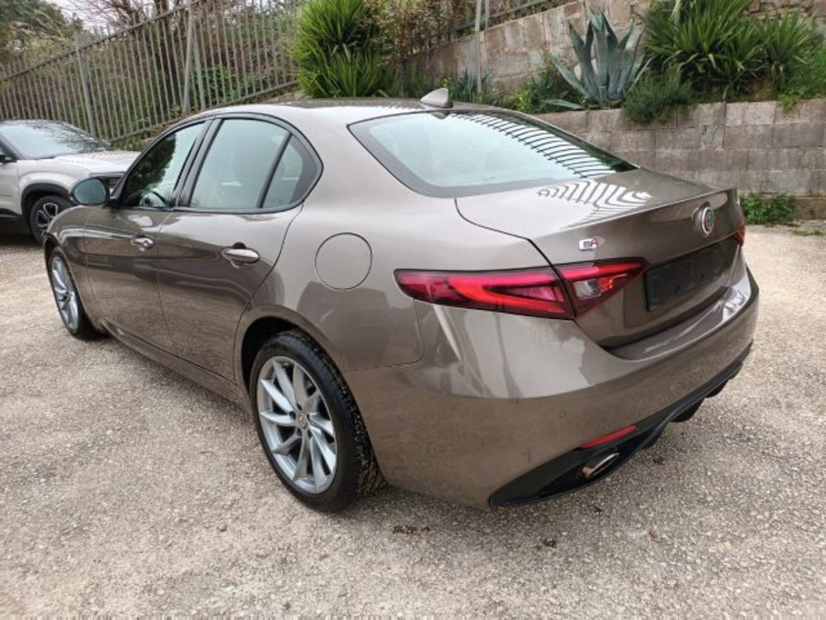 Alfa Romeo Giulia 2.2 Turbodiesel 210 CV AT8 AWD Q4 Veloce (3)