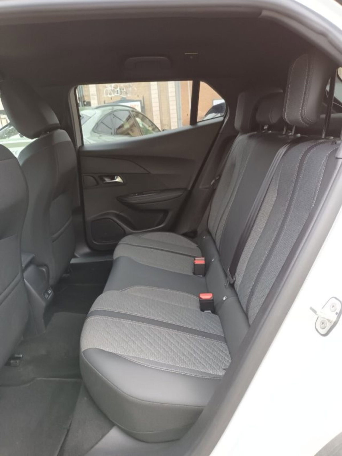 Peugeot 2008 50 kWh Allure (8)