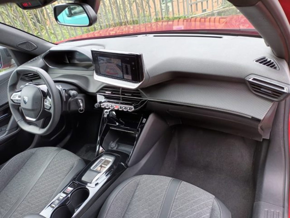 Peugeot 2008 PureTech 130 S&S EAT8 Allure Pack (8)