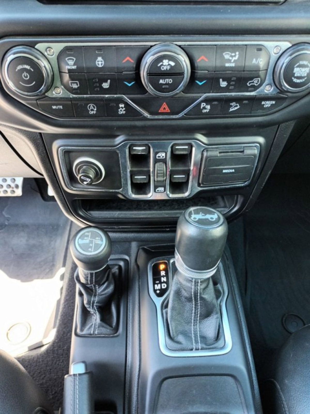Jeep Wrangler Unlimited 2.2 Mjt II Sahara (12)