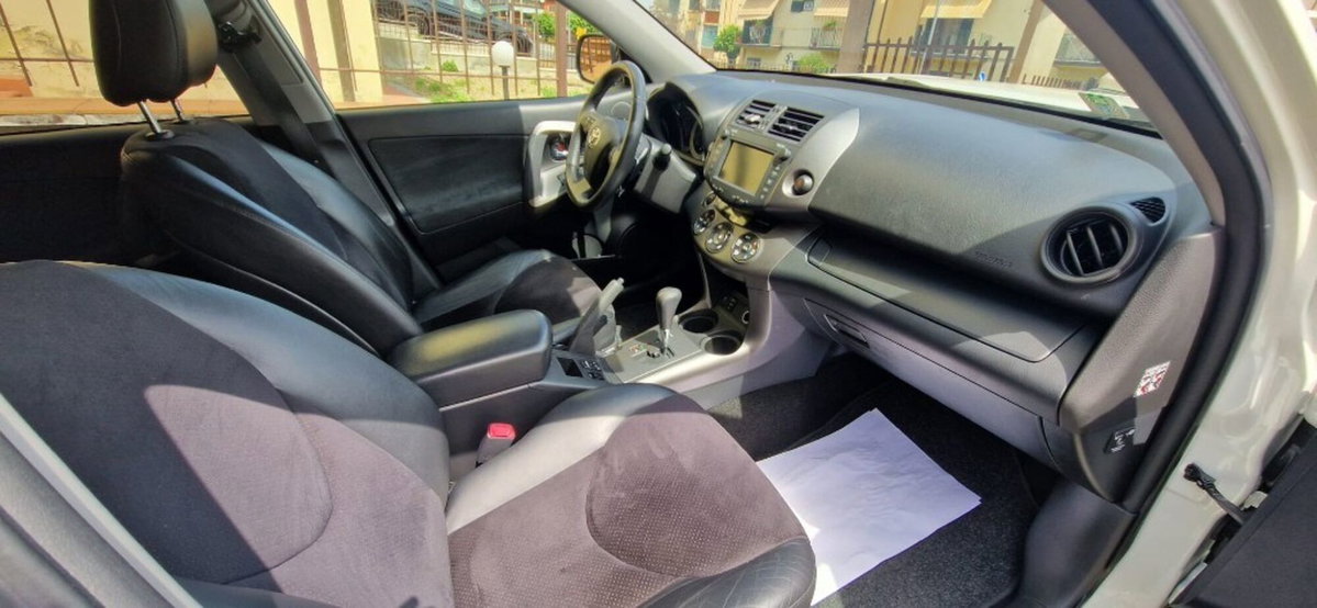 Toyota Rav4 2.2 D-Cat A/T 150 CV Executive (9)