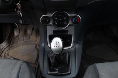 Ford Fiesta 1.4 TDCi 68CV 3 porte Titanium (15)