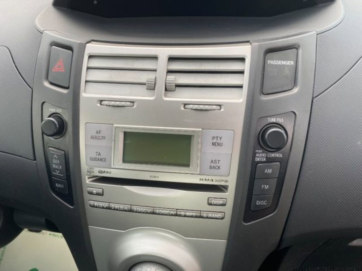 Toyota Yaris 1.3 5 porte Sol (8)