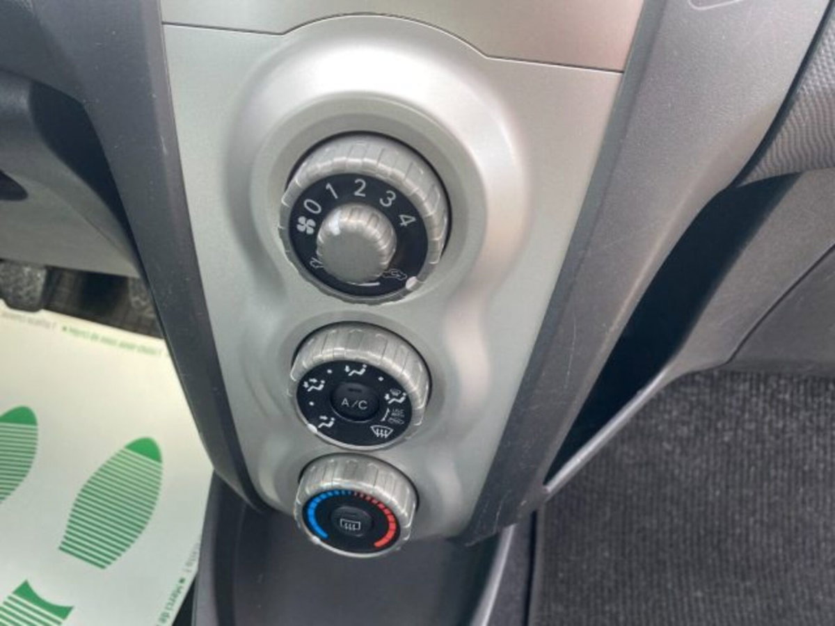 Toyota Yaris 1.3 5 porte Sol (9)