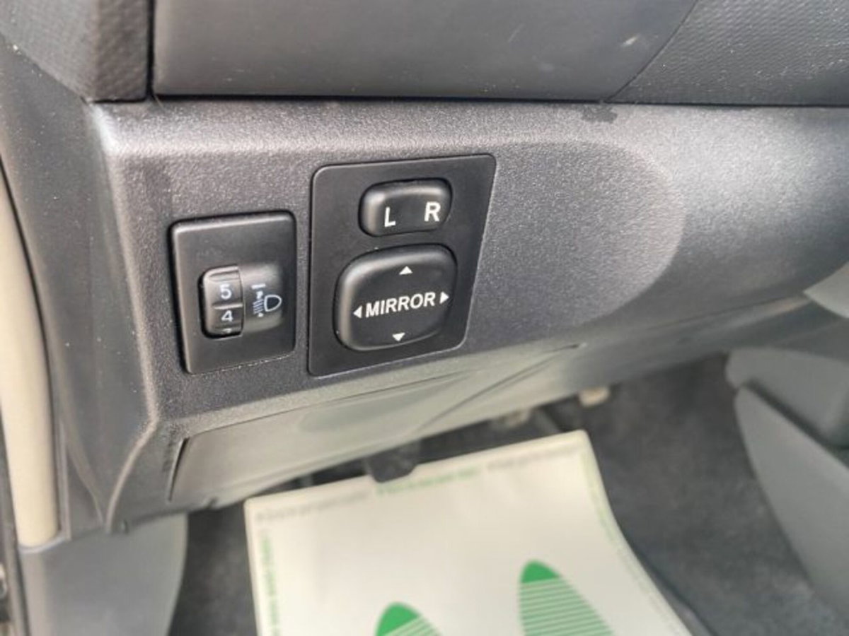 Toyota Yaris 1.3 5 porte Sol (11)