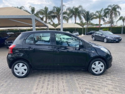 Toyota Yaris 1.3 5 porte Sol (14)