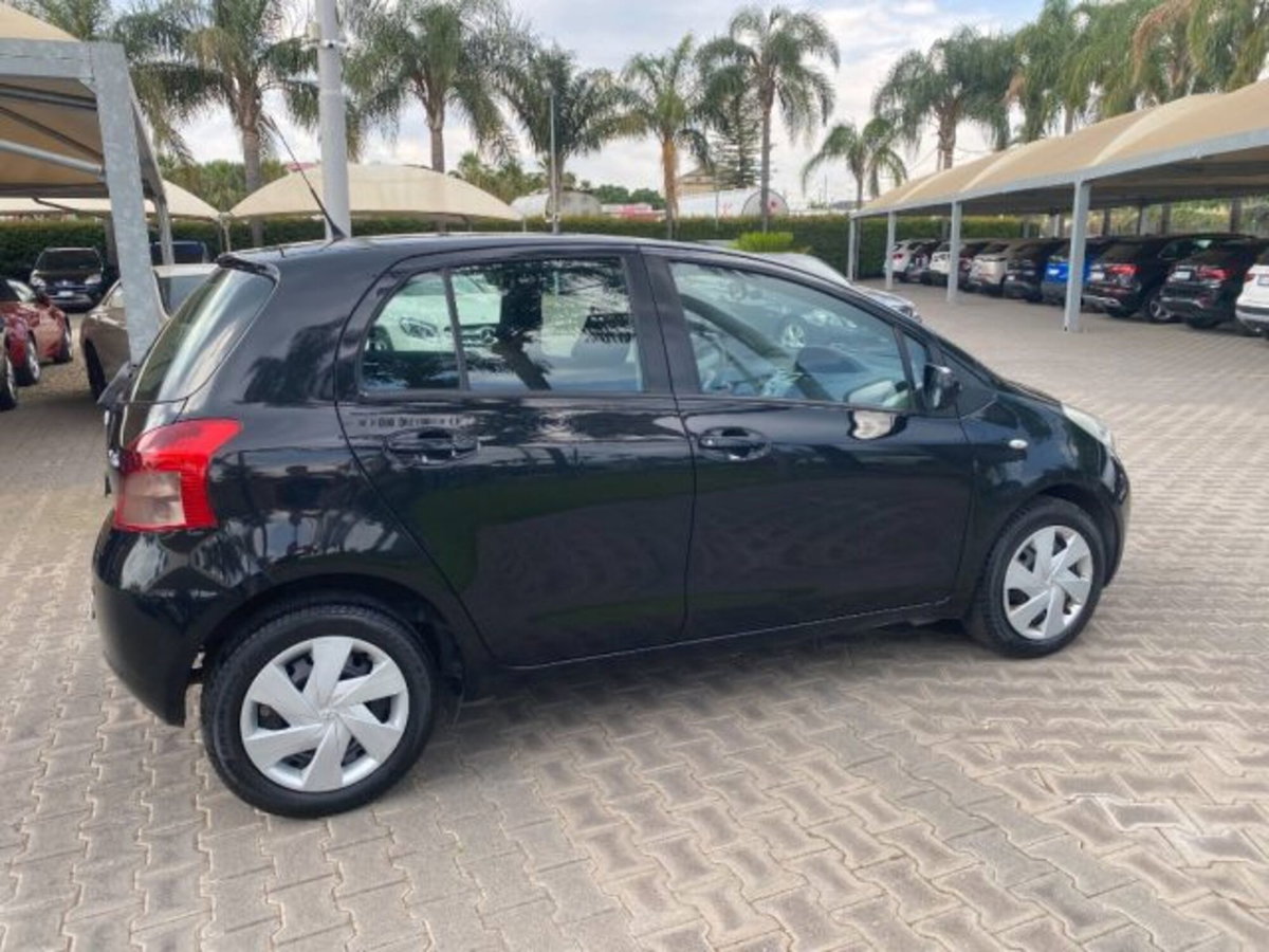 Toyota Yaris 1.3 5 porte Sol (16)