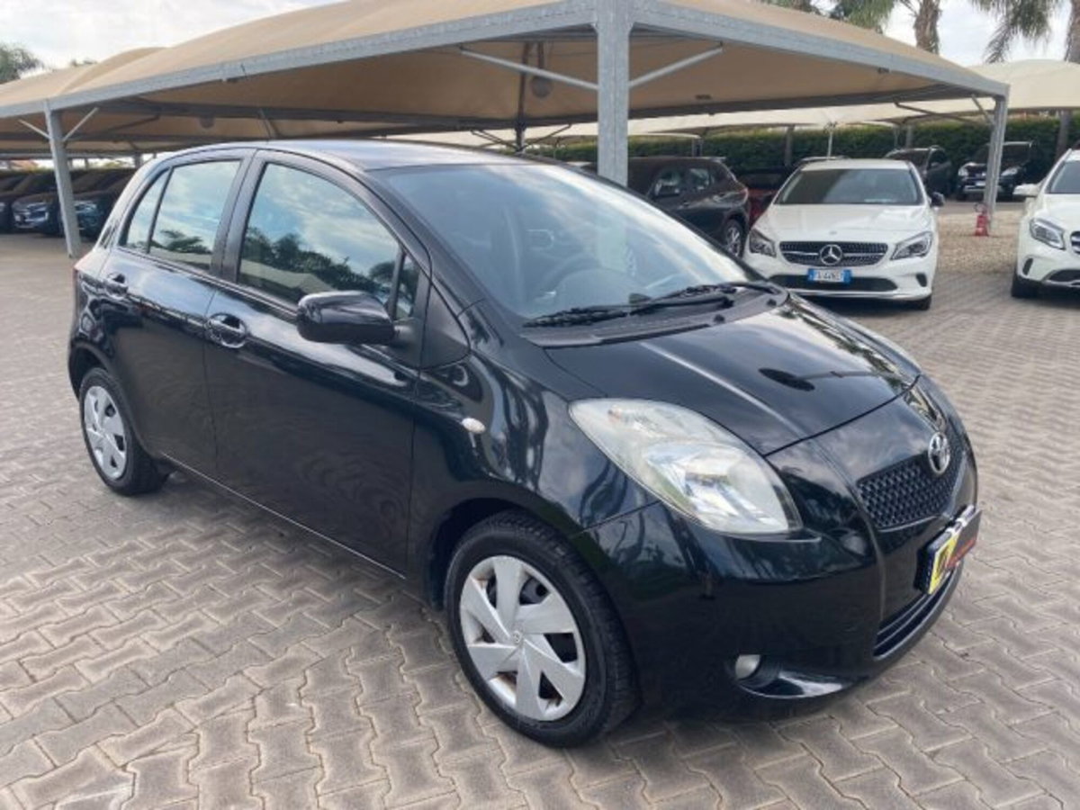Toyota Yaris 1.3 5 porte Sol (2)