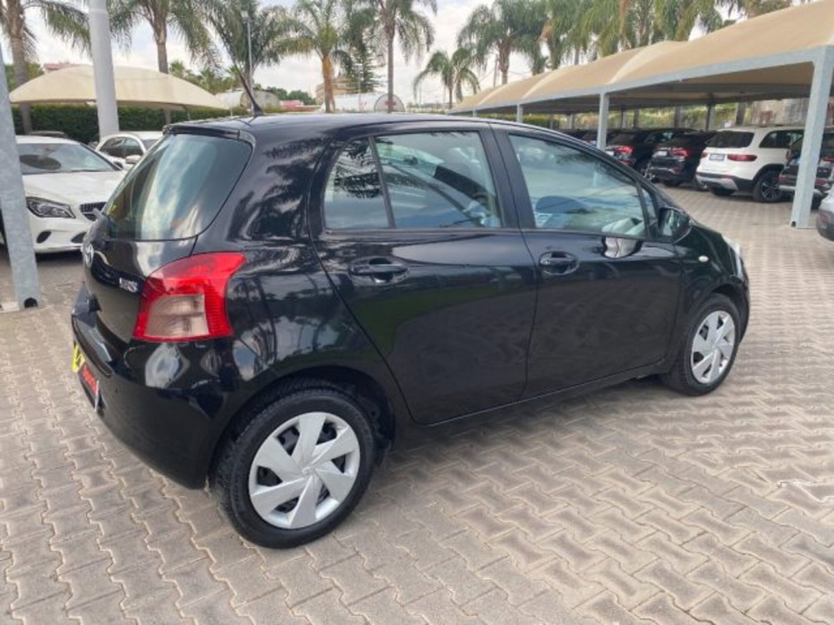 Toyota Yaris 1.3 5 porte Sol (3)
