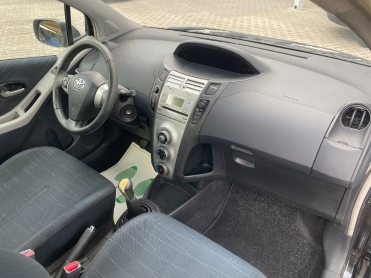 Toyota Yaris 1.3 5 porte Sol (7)